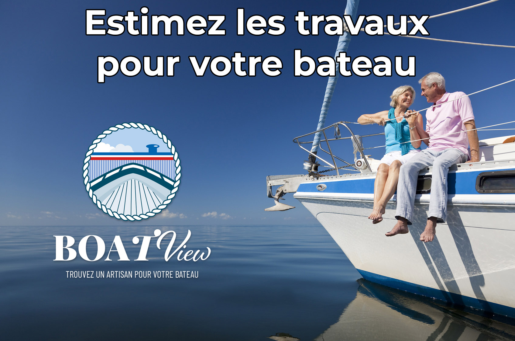 Entretien moteur bateau hérault Une photo de la proue d'un voilier sur une mer calme, avec deux personnes assis à l'avant.